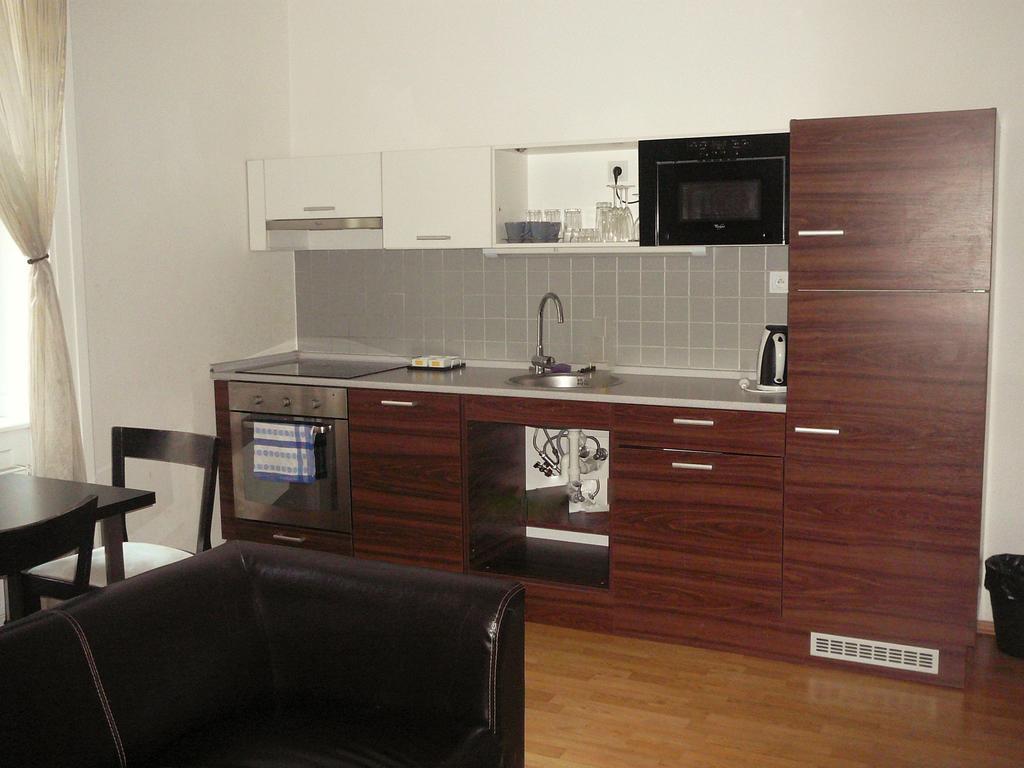 Lion Apartments Medena, Big Size, High Ceilings บราติสลาวา ภายนอก รูปภาพ