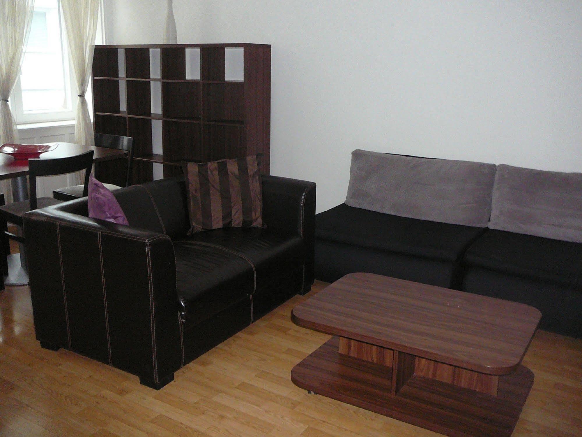 Lion Apartments Medena, Big Size, High Ceilings บราติสลาวา ภายนอก รูปภาพ